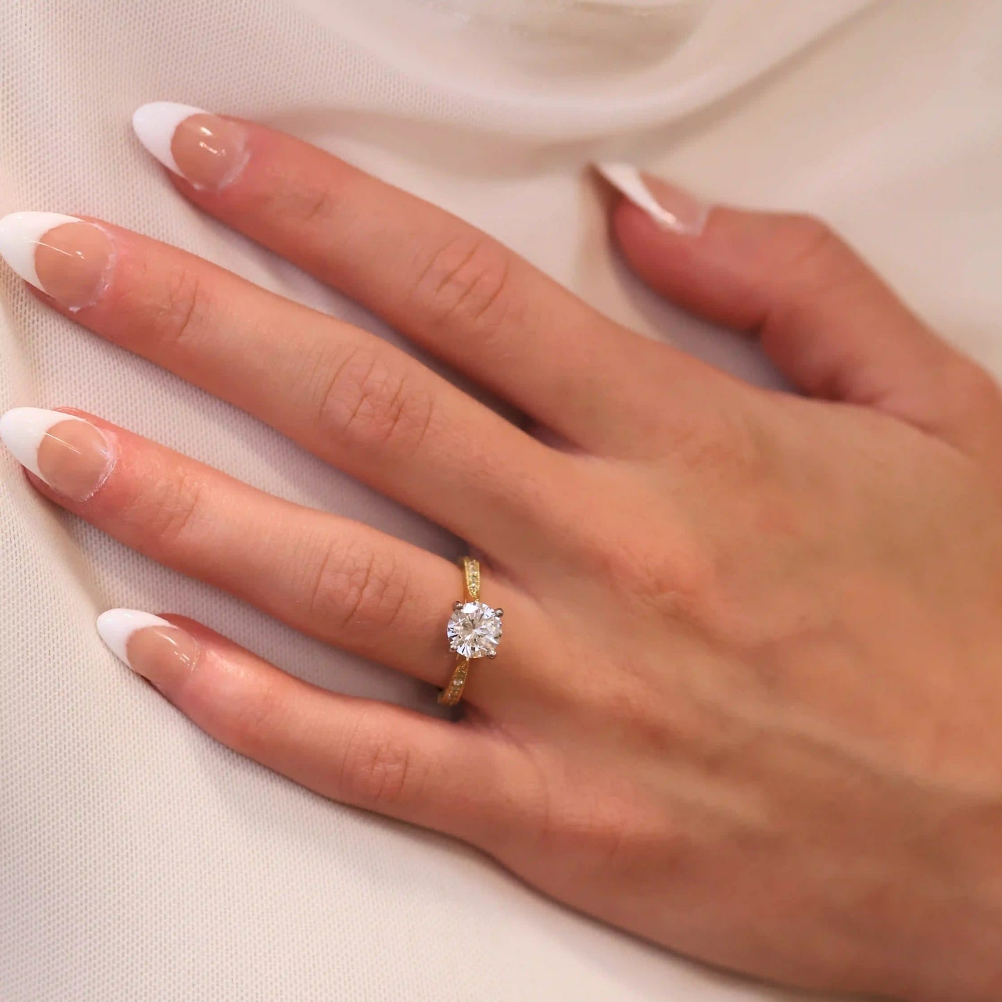 Solitaire engagement ring 